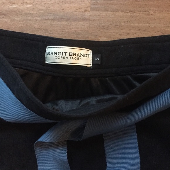 Very elegant black A line skirt. Size S - Picture 2 of 8